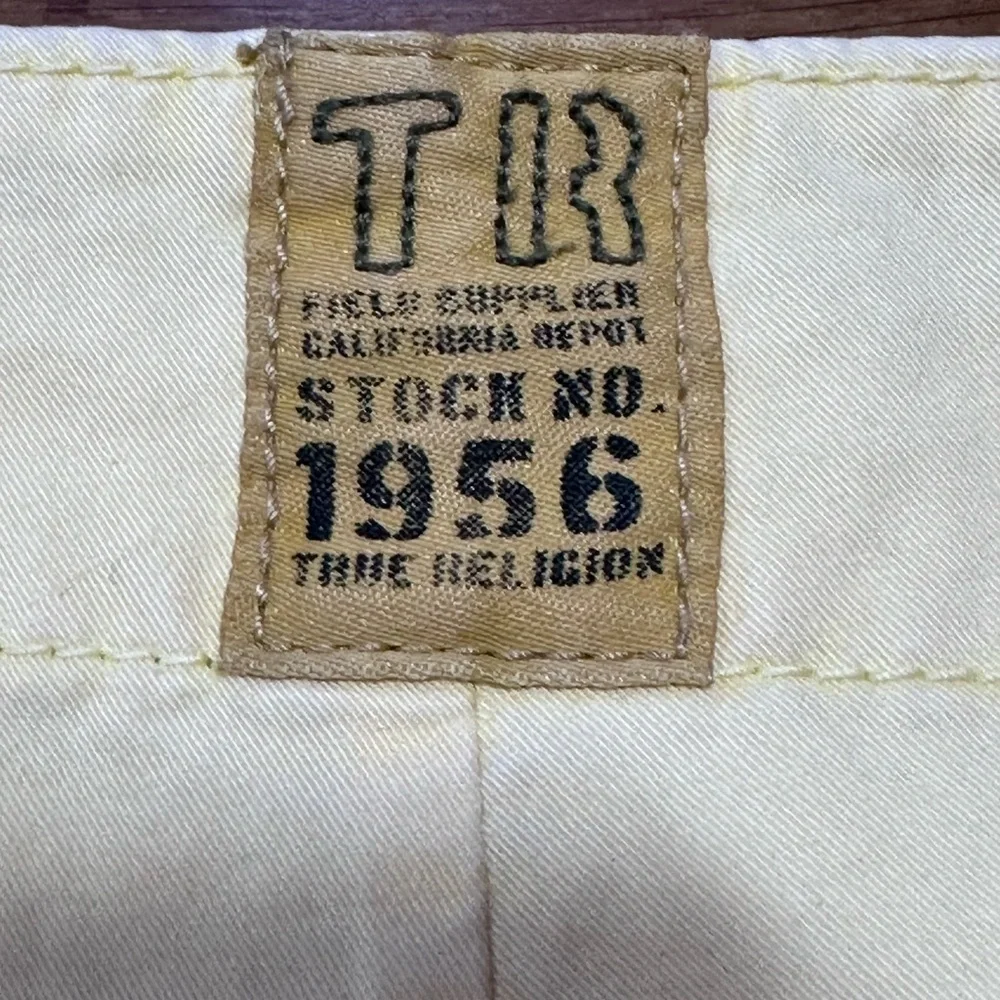 True Religion butter yellow men’s shorts sz 44 vacation resort wear‎